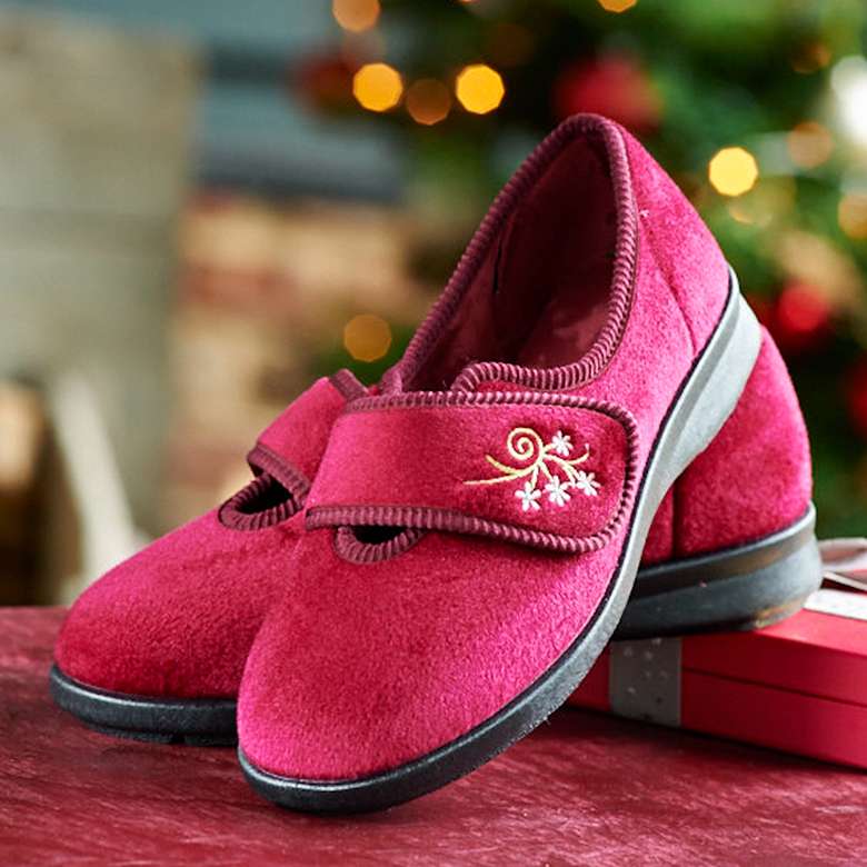 Red Women Stylish Designer And Beautiful Fancy Bridal Wear Slippers For  Party Wear at Best Price in Dungarpur | Saibaba Footwear