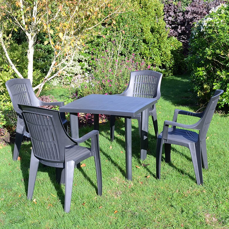 4 plastic garden chairs